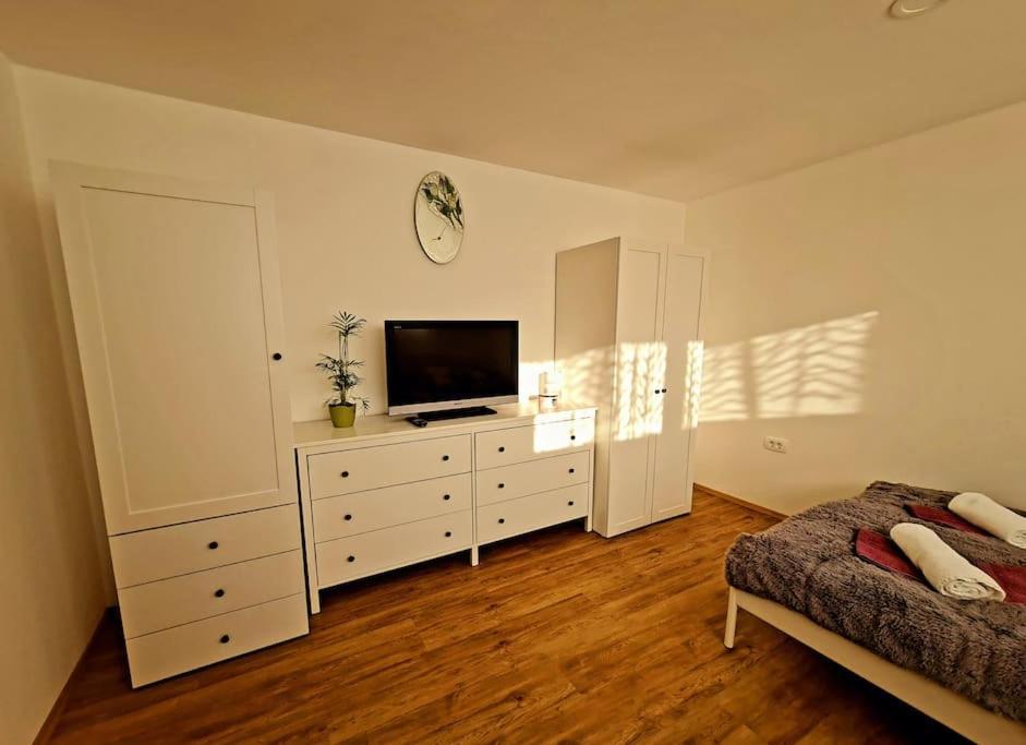 Apartma Juli Zirovnica Eksteriør billede